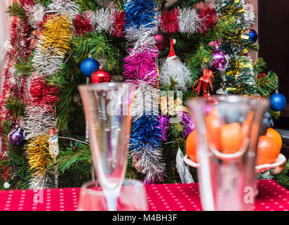 Nappe table couverte d'arbres de Noël habillés d'arrière-plan Banque D'Images