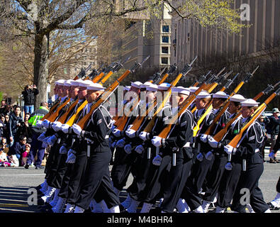 Marche de l'US Navy au cours de peloton Cherry Blossom Parade à Washington DC Banque D'Images