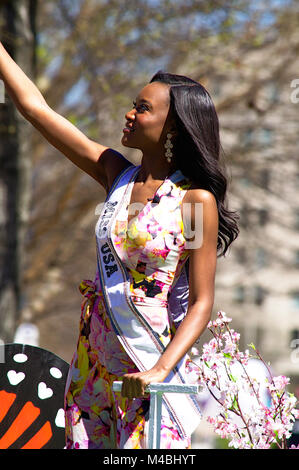 Miss USA Deshauna Coiffure 2016 Défilé lors de cerisiers à Washington DC Banque D'Images