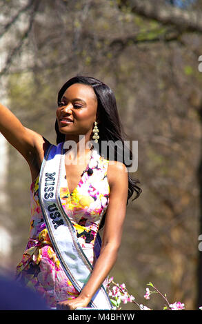 Miss USA Deshauna Coiffure 2016 Défilé lors de cerisiers à Washington DC Banque D'Images