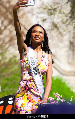 Miss USA Deshauna Coiffure 2016 Défilé lors de cerisiers à Washington DC Banque D'Images