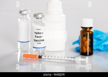 Vaccin contre la fièvre jaune en flacon avec seringue et médicaments Banque D'Images
