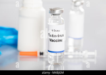 Close-up du vaccin contre le rotavirus en flacon avec d'autres médicaments Banque D'Images