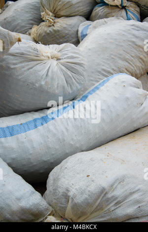 Le chanvre sacs pleins de produits de récolte accumulés sur le sol. L'agriculture, concept d'entreprise Banque D'Images