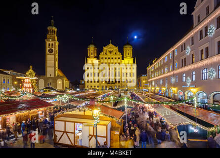 Marché de Noël,Tour Perlach et l'Hôtel de Ville, Burgtheater, à nuit, Augsbourg, Bavière,Allemagne,Souabe Banque D'Images