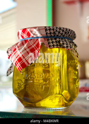 Et les cornichons marinés légumes - poivrons, tomates, concombres dans un pot en verre avec couvercles en tissu Banque D'Images