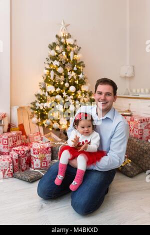 Les jeunes professionnels famille devant un arbre de Noël Banque D'Images