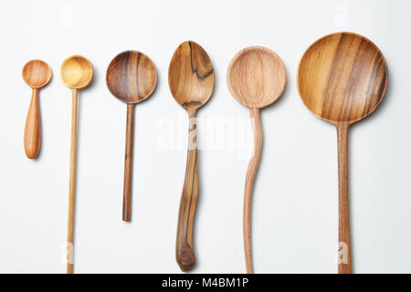 Ensemble de cuillères en bois isolé sur fond blanc, Banque D'Images