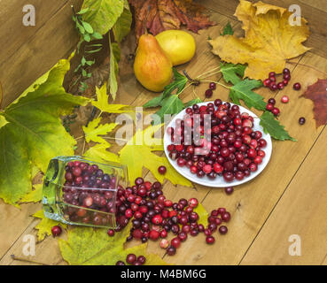 La nature morte avec des canneberges, les poires et les feuilles d'automne Banque D'Images