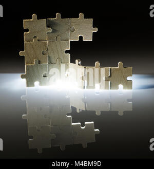 Puzzle en bois et l'éclairage de l'arrière-plan. Close up Banque D'Images