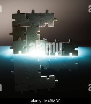 Puzzle en bois et l'éclairage de l'arrière-plan. Close up Banque D'Images