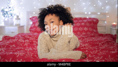 Jolie jeune femme africaine dans une chambre de fête Banque D'Images