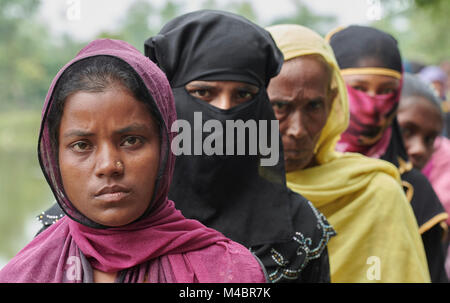 Les femmes réfugiées rohingyas line jusqu'à recevoir de la nourriture dans le Chakmarkul Camp de réfugiés près de Cox's Bazar, le Bangladesh. Banque D'Images