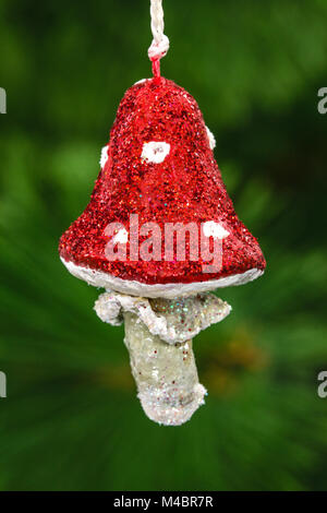 Mushroom amanita, vintage décoration sur un fond d'arbres de Noël Banque D'Images