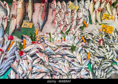 Choix de poissons sur un marché à Istanbul, Turquie Banque D'Images