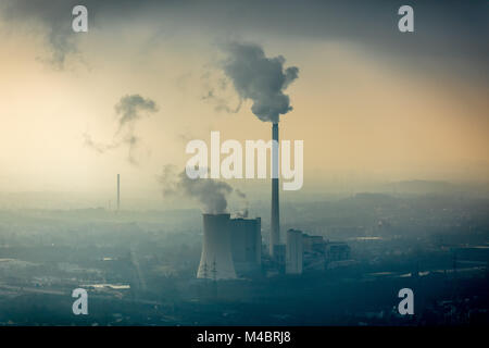 STEAG chauffage power plant Herne,coal power station avec nuage de fumée dans la brume en face de toile industrielle,Herne Banque D'Images