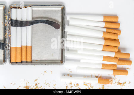 Le papier à cigarettes pour rouler avec boîte de métal pour le tabac cigarette Banque D'Images