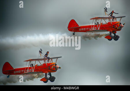 L'Aile Breitling marcheurs effectuer contre un ciel gris, England, UK Banque D'Images