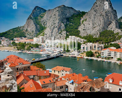 Vue sur la ville et la rivière Cetina, forteresse de Mirabella (Almissa) ville, Dalmatie, Croatie, Europe Banque D'Images