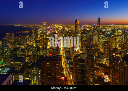 Le Chicago Skyline, qui fait face à Michigan Avenue, est vu depuis le sommet de la John Hancock Tower. Banque D'Images