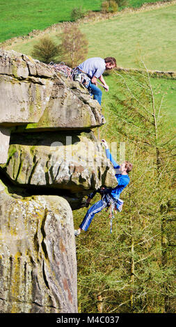 Clmber climbinng Rock à Cratcliffe Tor près de Elton, Winster, Peak District National Park, Royaume-Uni, Cratcliffe Tor près de Elton, Winster, au sud de l'ex Bakewell Banque D'Images