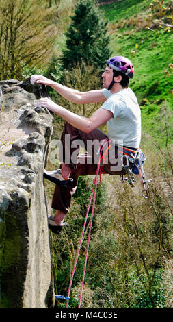 Clmber climbinng Rock à Cratcliffe Tor près de Elton, Winster, au sud de Bakewell extrêmement rural, avec une vue sur les terres agricoles tranquille plutôt t Banque D'Images