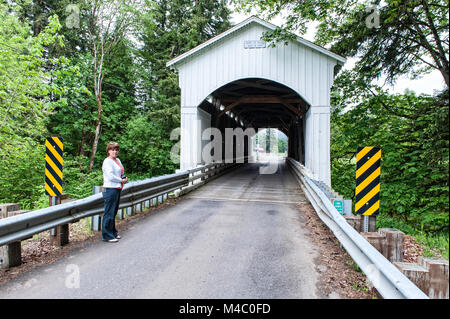 Le pont couvert historique Mosby Creek dans l'Oregon Banque D'Images