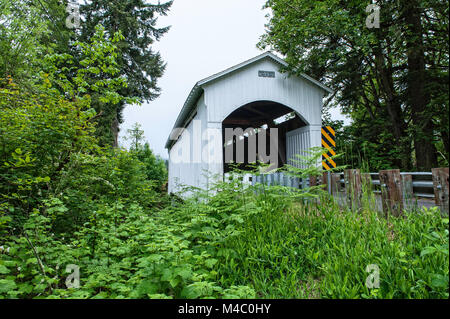 Le pont couvert historique Mosby Creek dans l'Oregon Banque D'Images