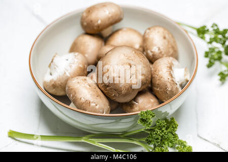 Faire revenir les champignons dans un bol avec le persil - Close up Banque D'Images