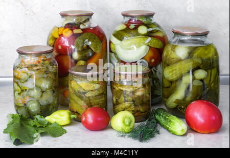 Une variété de légumes en conserve dans des bocaux en verre. Banque D'Images