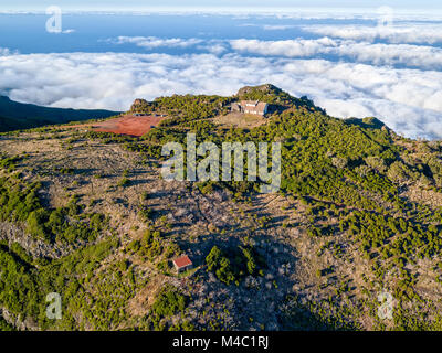 Maison abandonnée sur la montagne haut au-dessus des nuages Banque D'Images