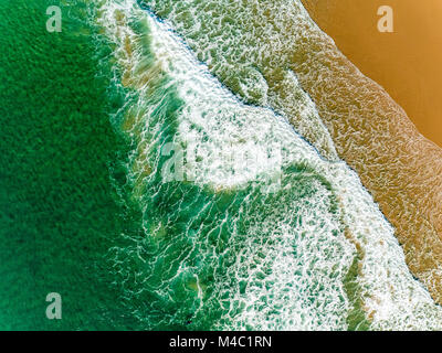 Vue aérienne du paysage marin étonnant avec de petites vagues sur la plage de sable Banque D'Images