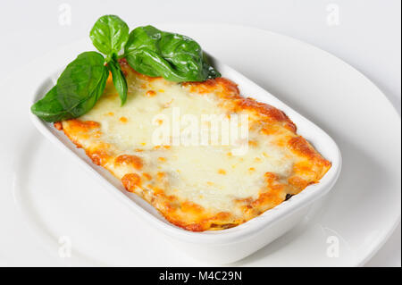 Lasagne chaude sur blanc Banque D'Images