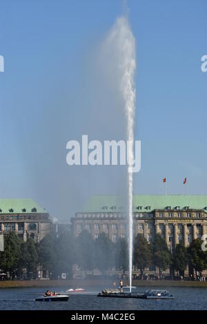 Fontaine à Lac Alster à Hambourg, Allemagne Banque D'Images