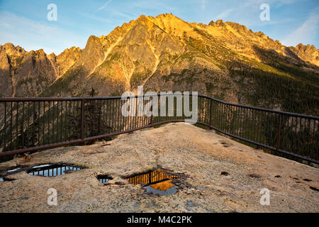 WA13459-00...WASHINGTON - Coucher de soleil sur Silver Star Mountain et Kangaroo Ridge du col de Washington donnent sur. Banque D'Images