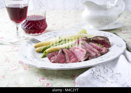 Steak point aux asperges vertes Banque D'Images