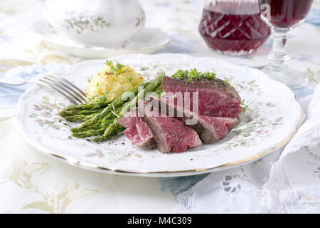 Steak point aux asperges vertes et purée de pommes de terre Banque D'Images