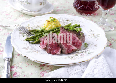 Steak point aux asperges vertes et purée de pommes de terre Banque D'Images