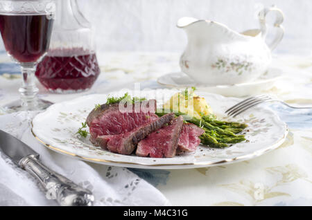 Steak point aux asperges vertes et purée de pommes de terre Banque D'Images