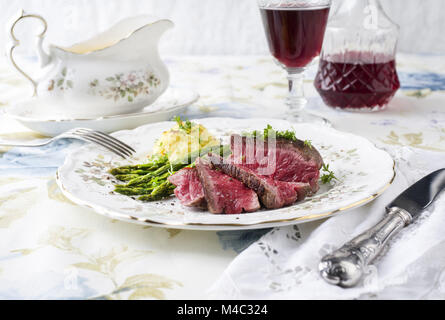 Steak point aux asperges vertes et purée de pommes de terre Banque D'Images