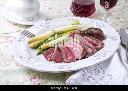 Steak point aux asperges vertes Banque D'Images