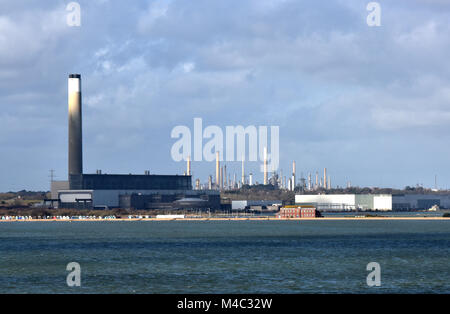 L'usine de production et d'alimentation ststion pour le réseau national à calshot spit près de fawley raffinerie sur le bord de la new forest dans le Hampshire, au Royaume-Uni. Banque D'Images