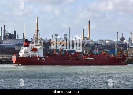 Un transporteur de gaz ou d'expédition de GPL alonside le déchargement ou le chargement à la raffinerie Esso fawley à dans le port de Southampton docks de l'eau. Banque D'Images