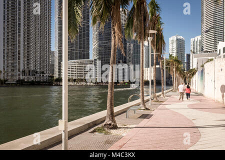 Les gens qui marchent le long de bord de mer en centre-ville de Brickell, Miami, Floride, USA Banque D'Images