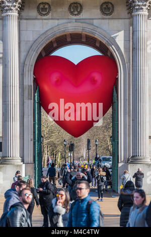 Londres, Royaume-Uni. Feb 15, 2018. Un Chubby coeur dans le mémorial Wellington - Chubby Coeurs sur Londres : un projet de design conçu par Anya Hindmarch comme une lettre d'amour à Londres et soutenu par le maire de Londres, le British Fashion Council et de la ville de Westminster. Commençant le jour de la Saint-Valentin et tout au long de la Semaine de la mode de Londres, giant chubby coeur ballons sont suspendus au-dessus (et parfois écrasés dans) Londres. Crédit : Guy Bell/Alamy Live News Banque D'Images