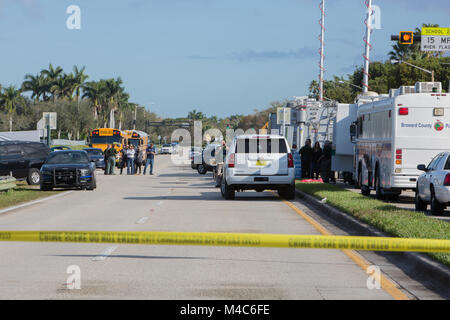 (180215) -- Parcs (États-Unis), le 15 février 2018 (Xinhua) -- Le site d'un tir de masse près de Marjory Stoneman Douglas High School est scellé dans un parc, Broward County, Floride, États-Unis, le 15 février 2018. 17 personnes ont été tuées et plus d'une douzaine d'autres ont été blessés après un 19-year-old homme armé a ouvert le feu mercredi à l'école secondaire, les autorités ont dit. (Xinhua/Monica McGivern) Banque D'Images