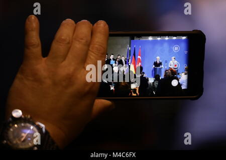 Un journaliste filme la conférence de presse conjointe de la Chancelière allemande Angela Merkel (CDU) et le Premier ministre turc Binali Yildirim à la Chancellerie fédérale à Berlin, Allemagne, 15 février 2018. Photo : Kay Nietfeld/dpa Banque D'Images