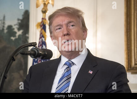 Washington, District de Columbia, Etats-Unis. Feb 15, 2018. Le Président des Etats-Unis, Donald J. Trump aborde la nation sur la fusillade à l'école secondaire Marjory Stoneman Douglas dans un parc, en Floride, où 17 personnes sont mortes, à partir de la salle de réception diplomatique de la Maison Blanche à Washington, DC. Credit : Ron Sachs/CNP/ZUMA/Alamy Fil Live News Banque D'Images