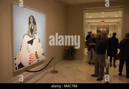 Washington, USA. Feb 14, 2018. Les visiteurs ont fait la queue pour voir le nouveau portrait de l'ancienne Première Dame Michelle Obama, à la National Portrait Gallery, Smithsonian Institution, Washington, DC. La peinture, par Amy Sherald, a été dévoilé le 12 février 2018. Crédit : Tim Brown/Alamy Live News Banque D'Images