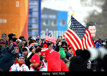 14 février 2018 - PyeongChang, Corée du Sud - Fans au cours de snowboard halfpipe hommes finale à Phoenix parc de neige pendant l'hiver de Pyeongchang 2018 Jeux Olympiques. (Crédit Image : © Scott Mc Kiernan via Zuma sur le fil) Banque D'Images